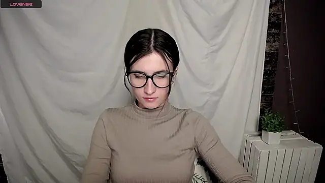 Snapshot of MaryEm976 chatting on December 6, 2024, 11:54 am MaryEm976 online show from December 6, 2024, 11:54 am