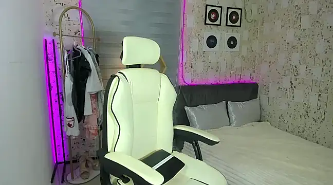 Snapshot of AlexandraMooree chatting on January 17, 2025, 9:39 pm AlexandraMooree online show from January 17, 2025, 9:39 pm