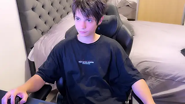 Snapshot of SasukeUhchiaa chatting on February 20, 2025, 1:25 am SasukeUhchiaa online show from February 20, 2025, 1:25 am