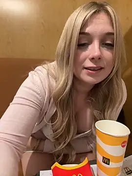 Snapshot of CherryAuroraa chatting on February 26, 2025, 8:00 pm CherryAuroraa online show from February 26, 2025, 8:00 pm