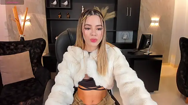 Snapshot of JuanitaClay chatting on February 5, 2025, 12:06 pm JuanitaClay online show from February 5, 2025, 12:06 pm