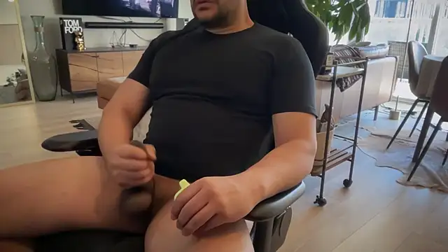 Snapshot of HungandThickLatin chatting on January 21, 2025, 6:23 pm HungandThickLatin online show from January 21, 2025, 6:23 pm