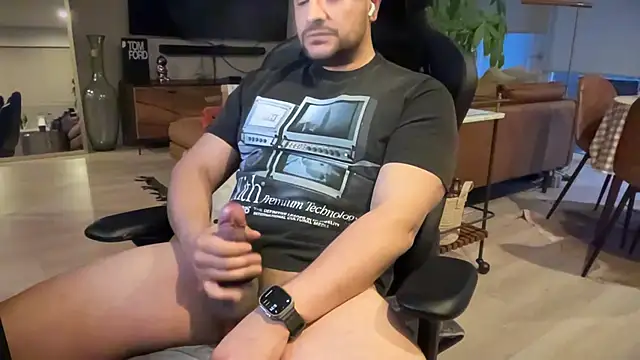 Snapshot of HungandThickLatin chatting on February 14, 2025, 1:23 am HungandThickLatin online show from February 14, 2025, 1:23 am