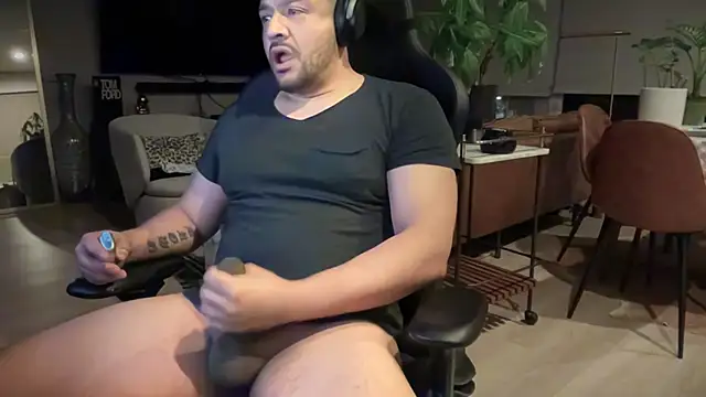 Snapshot of HungandThickLatin chatting on March 21, 2025, 12:06 pm HungandThickLatin online show from March 21, 2025, 12:06 pm