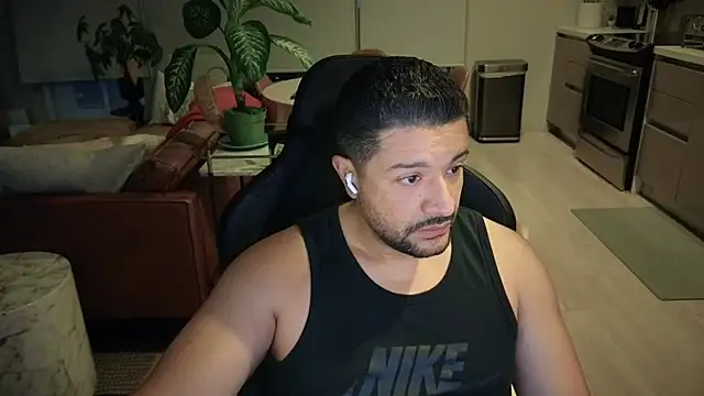 Snapshot of HungandThickLatin chatting on September 18, 2025, 1:24 pm HungandThickLatin online show from September 18, 2025, 1:24 pm