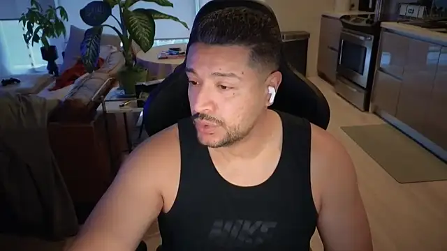 Snapshot of HungandThickLatin chatting on September 27, 2025, 2:22 pm HungandThickLatin online show from September 27, 2025, 2:22 pm
