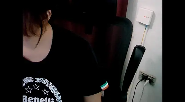 Snapshot of makemefallin chatting on December 22, 2024, 3:33 pm makemefallin online show from December 22, 2024, 3:33 pm