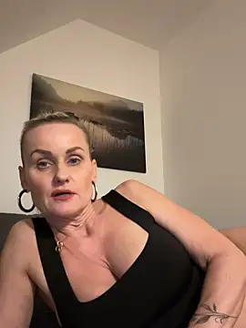 Snapshot of Daryyna chatting on October 2, 2025, 5:53 pm Daryyna online show from October 2, 2025, 5:53 pm