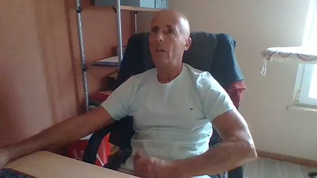 Snapshot of olibrius71 chatting on October 31, 2025, 2:18 pm olibrius71 online show from October 31, 2025, 2:18 pm