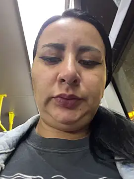 Abril Luv online show from February 8, 2025, 12:06 am