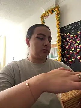 Snapshot of Abril_Luv chatting on September 22, 2025, 1:02 pm Abril Luv online show from September 22, 2025, 1:02 pm