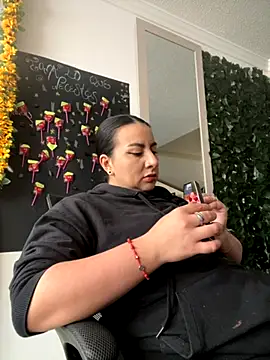 Snapshot of Abril_Luv chatting on October 13, 2025, 1:00 pm Abril Luv online show from October 13, 2025, 1:00 pm
