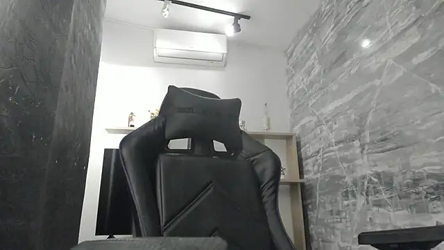 Snapshot of LunaBaker-1 chatting on October 8, 2025, 7:55 pm LunaBaker-1 online show from October 8, 2025, 7:55 pm