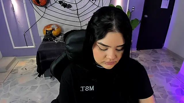 martinasaez online show from October 22, 2025, 8:08 pm