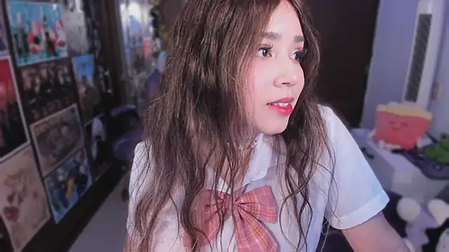 emi cute online show from November 18, 2025, 2:43 pm