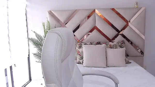 Snapshot of sophia_hadid chatting on March 21, 2025, 6:07 pm sophia hadid online show from March 21, 2025, 6:07 pm