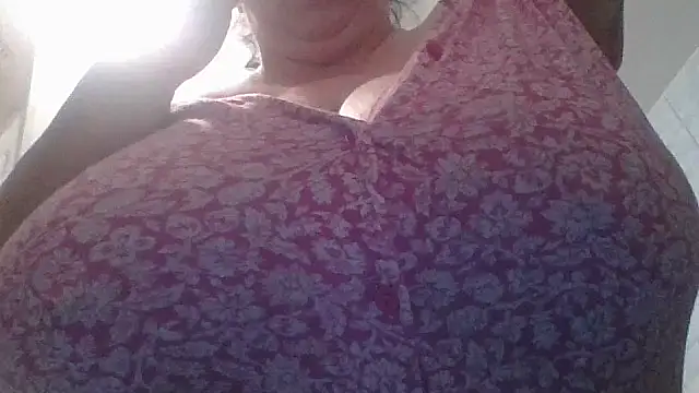 Snapshot of Nataliesbestjuggs chatting on September 28, 2025, 2:11 pm Nataliesbestjuggs online show from September 28, 2025, 2:11 pm