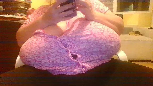 Snapshot of Nataliesbestjuggs chatting on October 19, 2025, 8:42 pm Nataliesbestjuggs online show from October 19, 2025, 8:42 pm