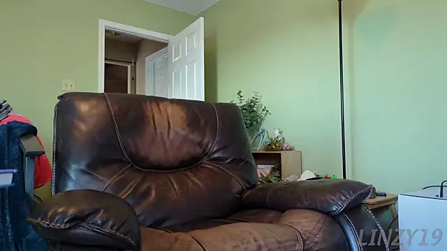 Snapshot of Linzy_19 chatting on January 12, 2025, 3:57 pm Linzy 19 online show from January 12, 2025, 3:57 pm