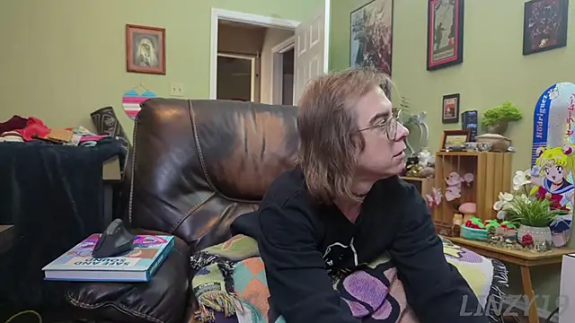 Snapshot of Linzy_19 chatting on January 21, 2025, 5:41 pm Linzy 19 online show from January 21, 2025, 5:41 pm