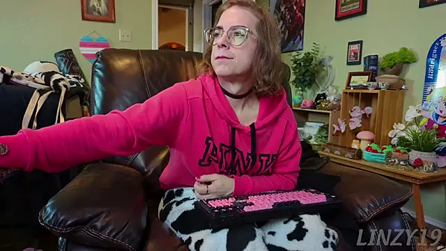 Snapshot of Linzy_19 chatting on January 29, 2025, 4:52 pm Linzy 19 online show from January 29, 2025, 4:52 pm