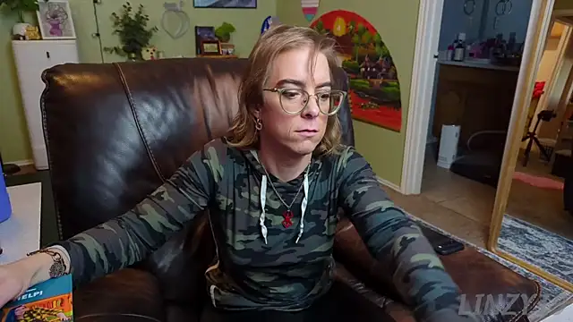 Snapshot of Linzy_19 chatting on February 1, 2025, 12:18 am Linzy 19 online show from February 1, 2025, 12:18 am