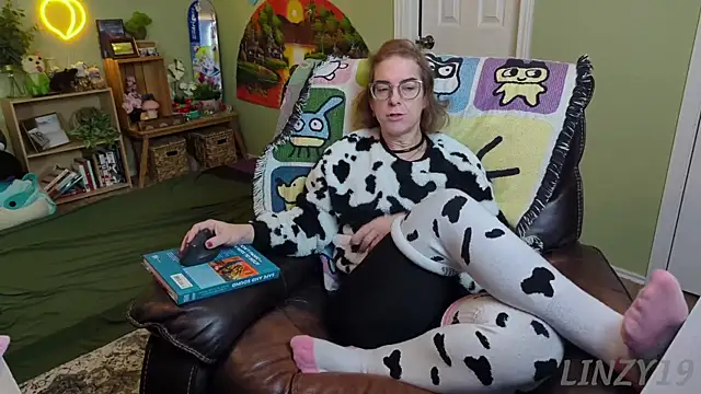 Snapshot of Linzy_19 chatting on February 14, 2025, 3:26 pm Linzy 19 online show from February 14, 2025, 3:26 pm