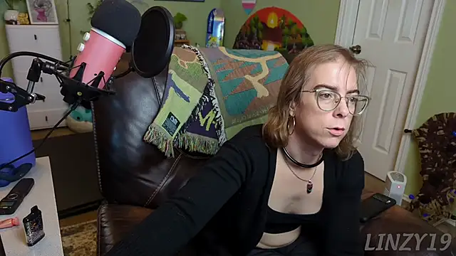 Snapshot of Linzy_19 chatting on February 24, 2025, 4:15 pm Linzy 19 online show from February 24, 2025, 4:15 pm