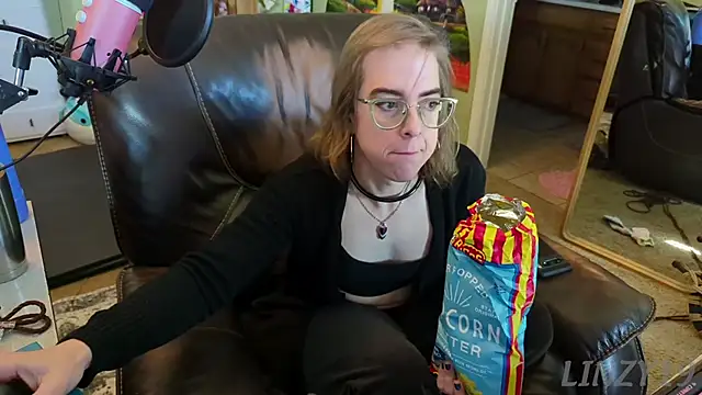 Snapshot of Linzy_19 chatting on February 24, 2025, 7:30 pm Linzy 19 online show from February 24, 2025, 7:30 pm