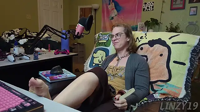 Snapshot of Linzy_19 chatting on March 12, 2025, 3:02 am Linzy 19 online show from March 12, 2025, 3:02 am