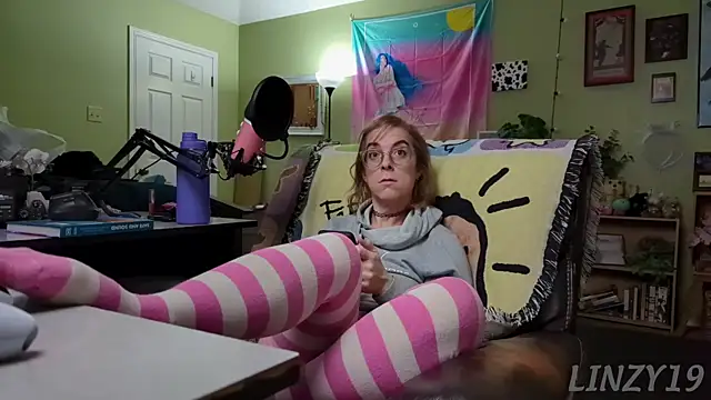 Snapshot of Linzy_19 chatting on March 14, 2025, 3:15 am Linzy 19 online show from March 14, 2025, 3:15 am