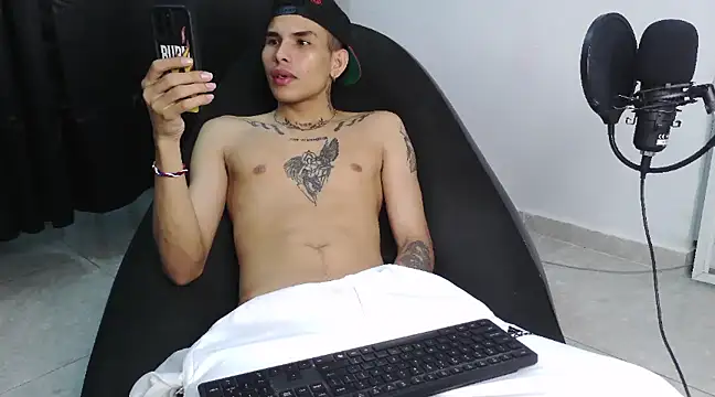 Snapshot of hot_king20 chatting on February 26, 2025, 7:42 am hot king20 online show from February 26, 2025, 7:42 am