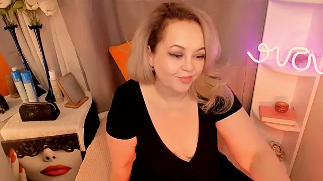 Snapshot of ShannaKingson chatting on February 6, 2025, 10:32 pm ShannaKingson online show from February 6, 2025, 10:32 pm