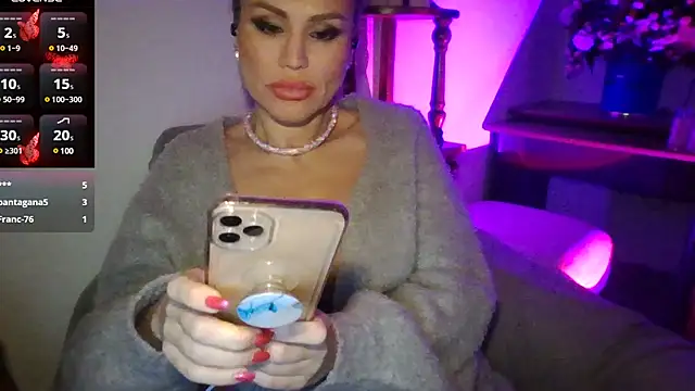 Snapshot of Radmila_Queen_ chatting on December 10, 2024, 7:11 pm Radmila Queen  online show from December 10, 2024, 7:11 pm