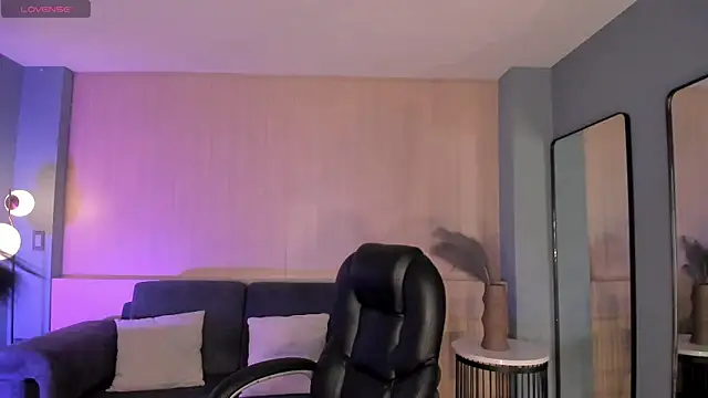 Snapshot of LizzHamilton__ chatting on September 19, 2025, 12:50 pm LizzHamilton online show from September 19, 2025, 12:50 pm