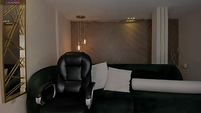 Snapshot of LizzHamilton__ chatting on October 16, 2025, 9:49 pm LizzHamilton online show from October 16, 2025, 9:49 pm