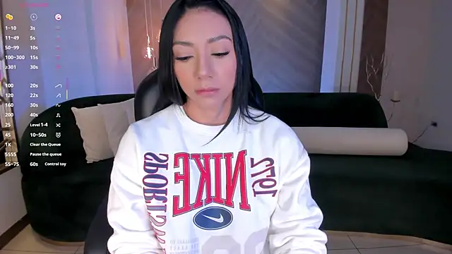 Snapshot of LizzHamilton__ chatting on October 17, 2025, 9:28 pm LizzHamilton online show from October 17, 2025, 9:28 pm