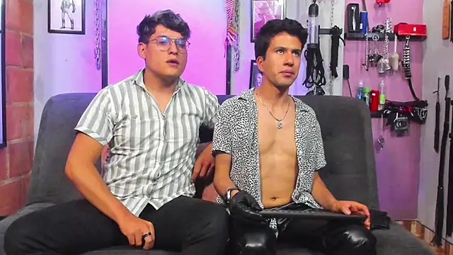 Snapshot of dom2travelersss chatting on February 27, 2025, 4:43 pm dom2travelersss online show from February 27, 2025, 4:43 pm