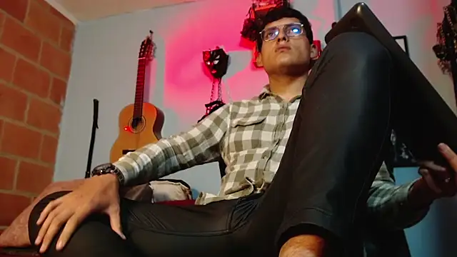 Snapshot of dom2travelersss chatting on September 15, 2025, 2:06 pm dom2travelersss online show from September 15, 2025, 2:06 pm