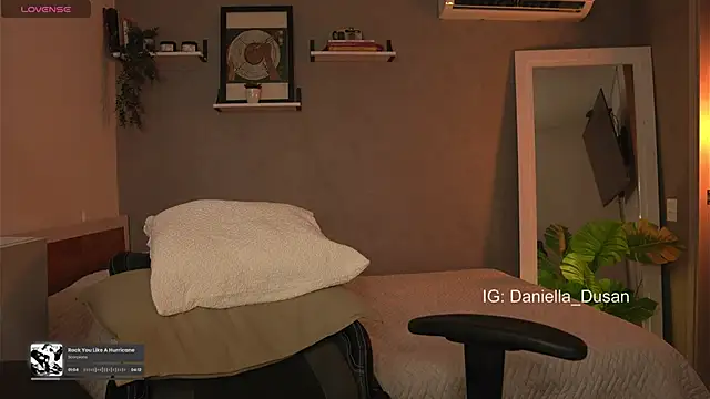 Snapshot of DaniDusan_ chatting on January 1, 2025, 6:37 am DaniDusan  online show from January 1, 2025, 6:37 am